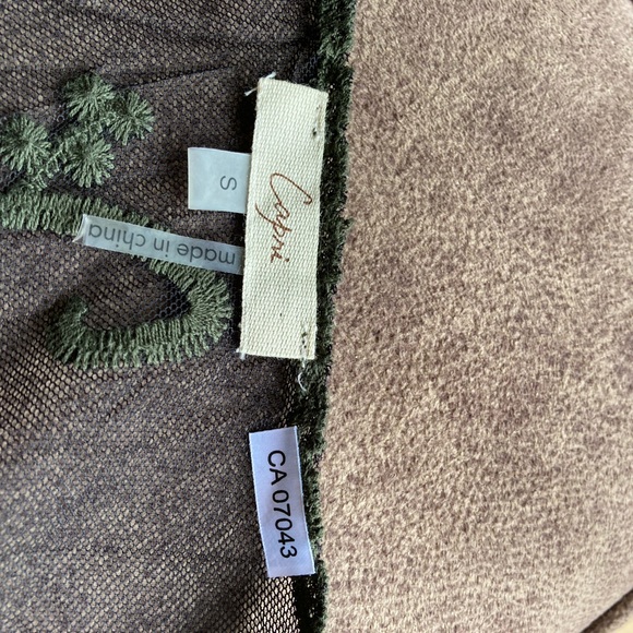 Embroidered mesh pullover top. - Picture 5 of 6